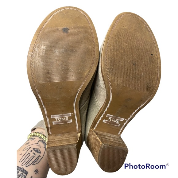 Toms | EUC size 7 lace up Lunata bootie in Desert Taupe Suede - Picture 4 of 6